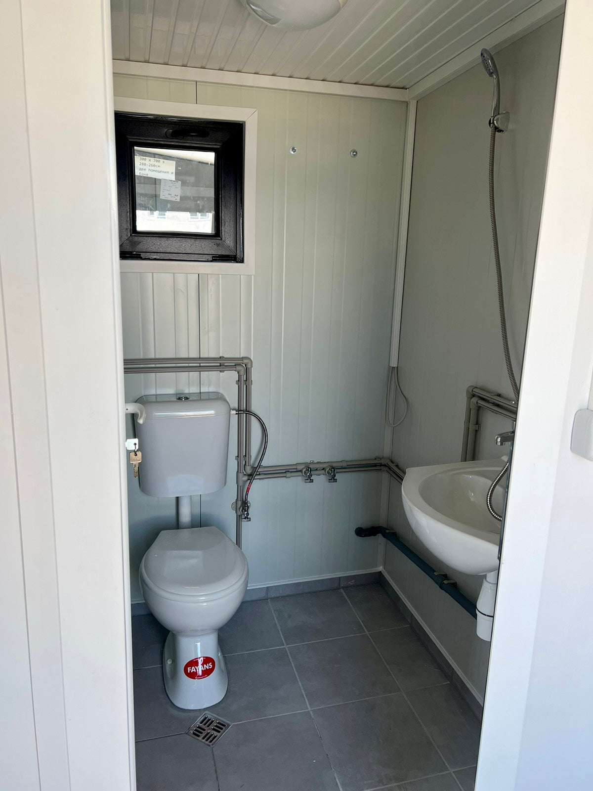 Mini Container House 18 m² – Solución habitacional completa con baño