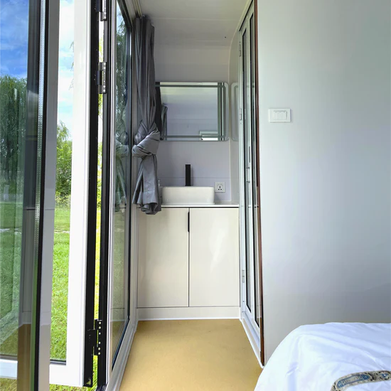 Petit Cube Palo prefabricado con inodoro – 13 pies