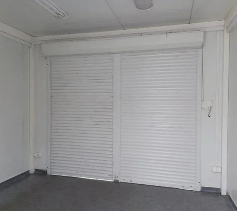 Contenedor Comercial 300×350 Con Persianas Frontales Divididas