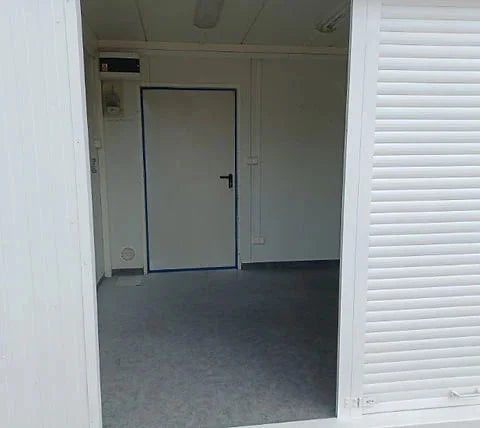 Contenedor Comercial 300×350 Con Persianas Frontales Divididas